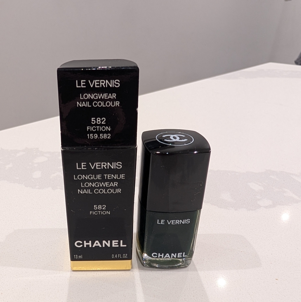 CHANEL Le Vernis Nail Colour - Fiction